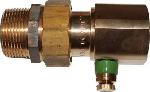 Rückschlagventil mit metallener Oberfläche und grünem Ventilkopf, hergestellt von Wolf, zur Verwendung in Trinkwassersystemen.